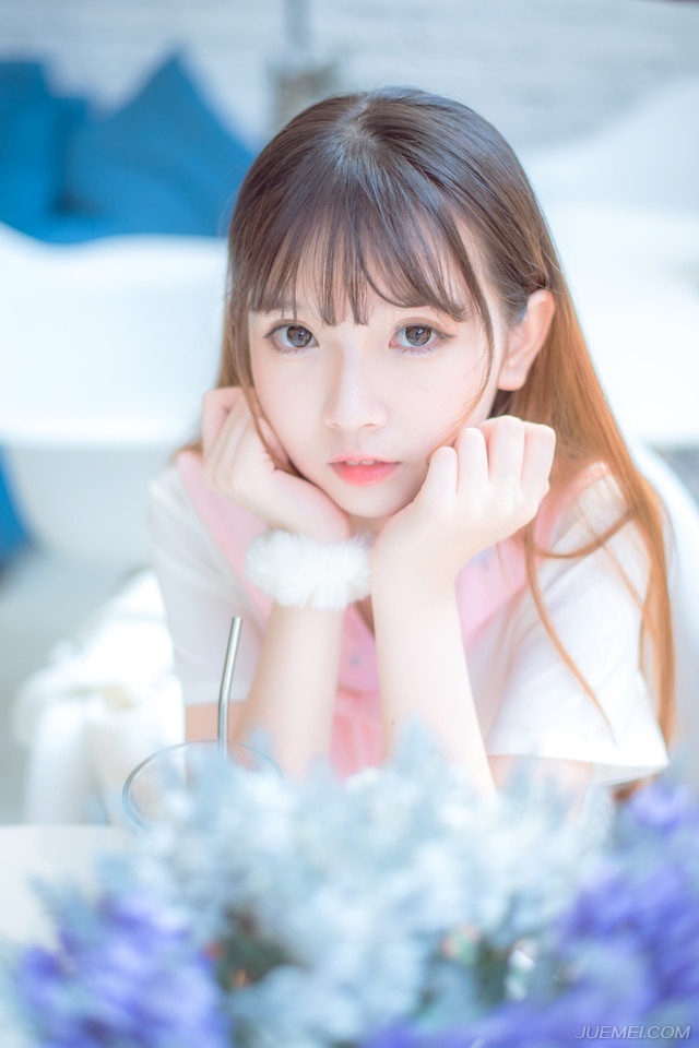 “哦？”马谡闻言诧异的看向诸葛亮：“不是庞统？”